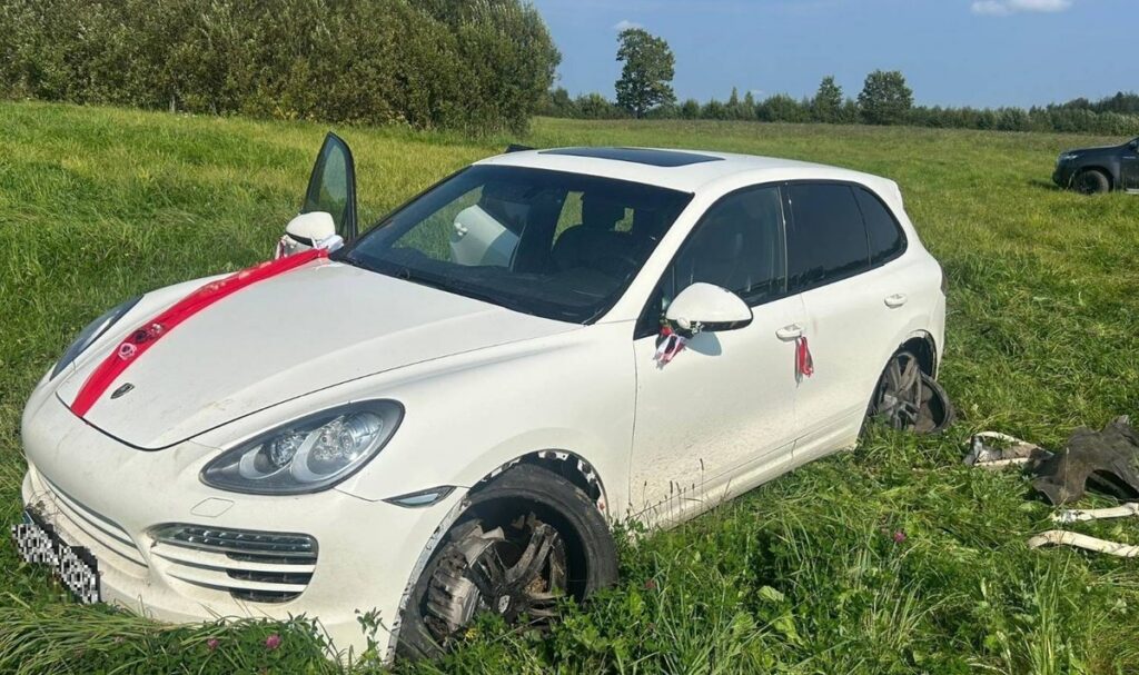В Латвии пограничники задержали «свадебный кортеж» с нелегалам
