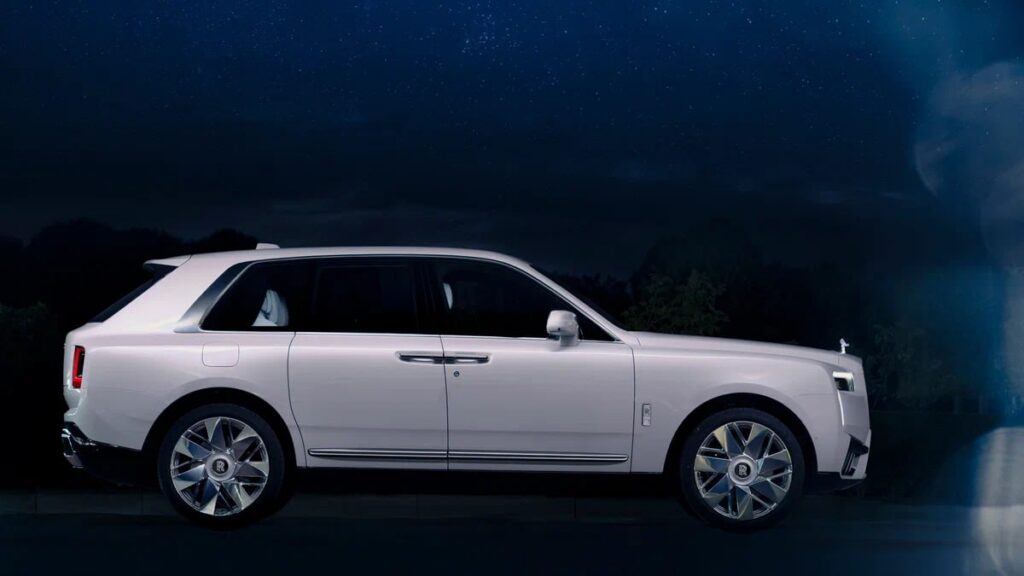 Rolls-Royce представил уникальный Cullinan с космическим потолком