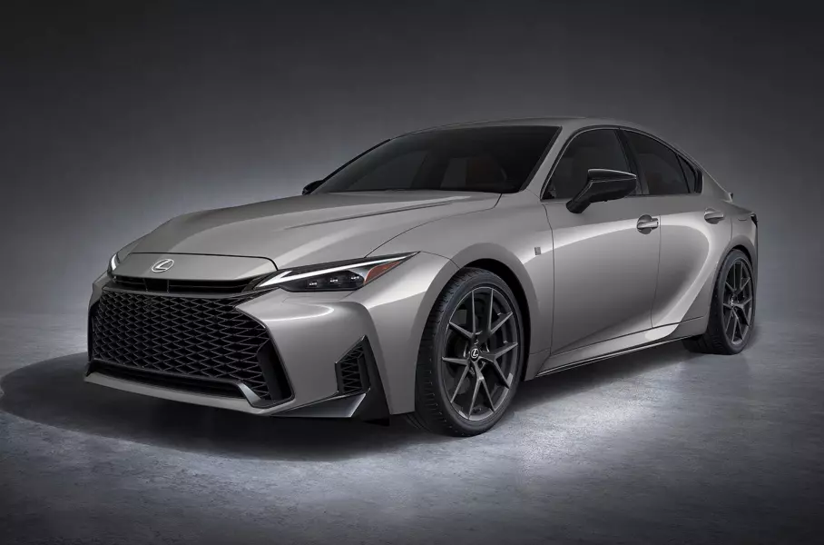 Обновленный Lexus IS дебютировал в Японии: новые технологии, стиль и комфорт
