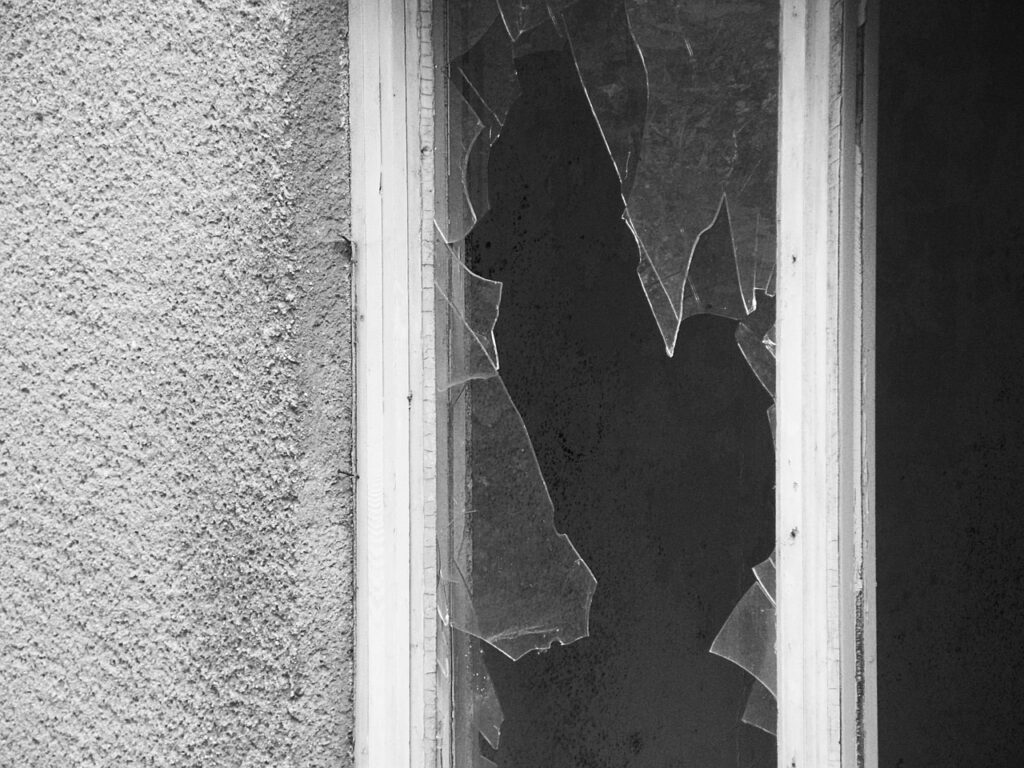 В Крупском районе школьники разбили окна ради забавы — возбуждено уголовное дело