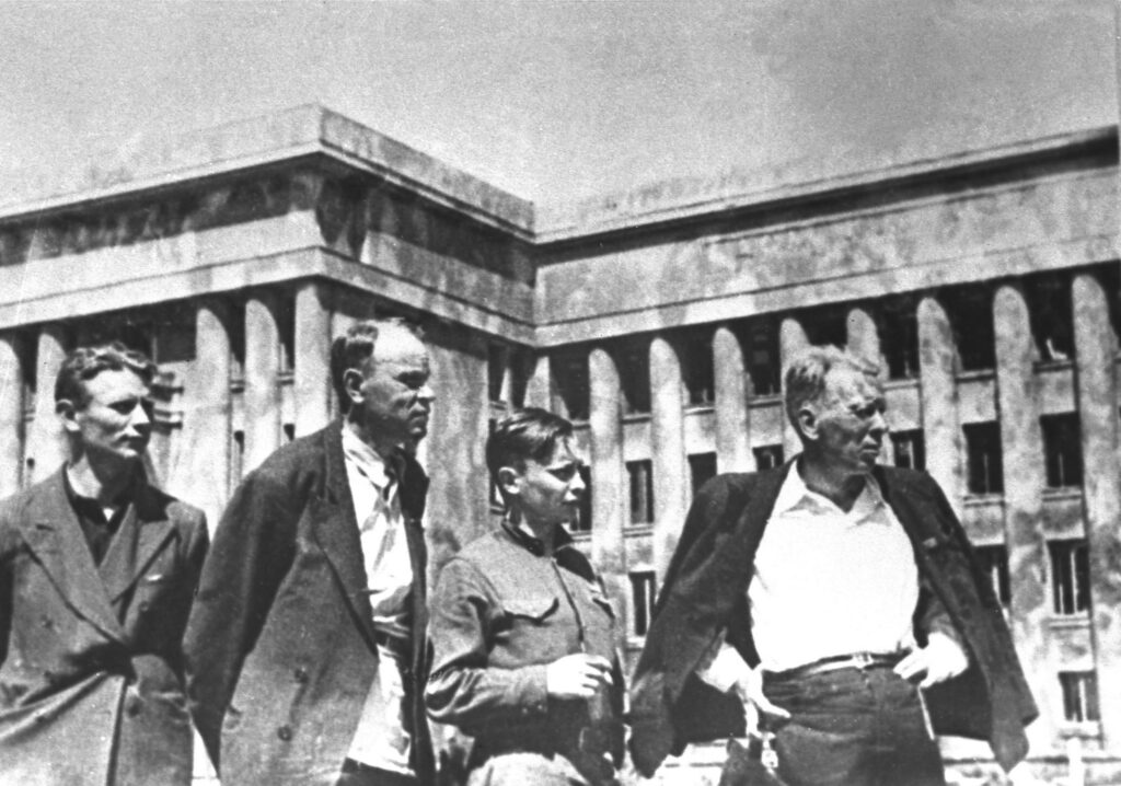 История одной фотографии: четыре писателя на руинах. Минск 44-го глазами песняров