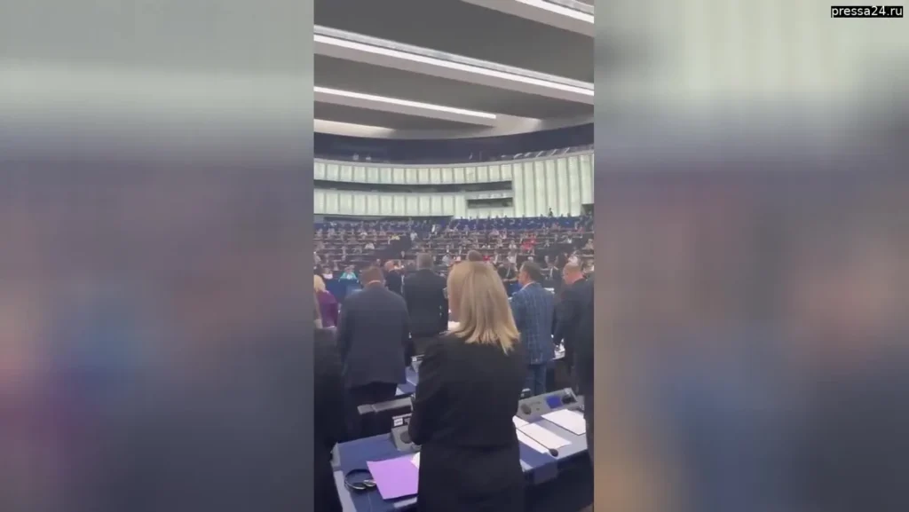 На пленарном заседании Европарламента шведский депутат от правых сил Чарли Ваймерс попросил присутствующих присоединиться к нему и почтить минутой молчания убитого в США активиста Чарли Кирка