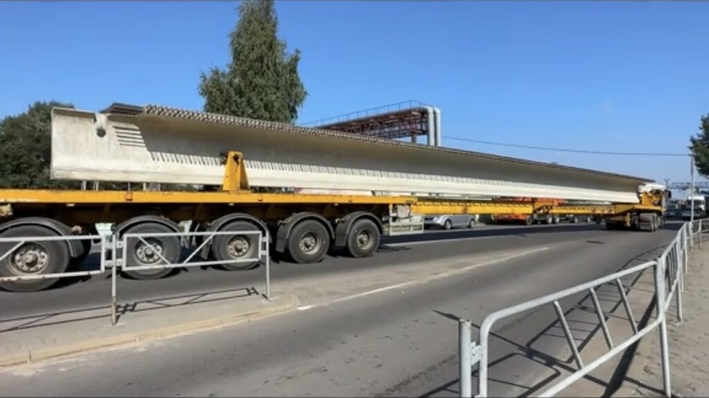 В Молодечно водитель мастерски провез гигантский пролет моста через город
