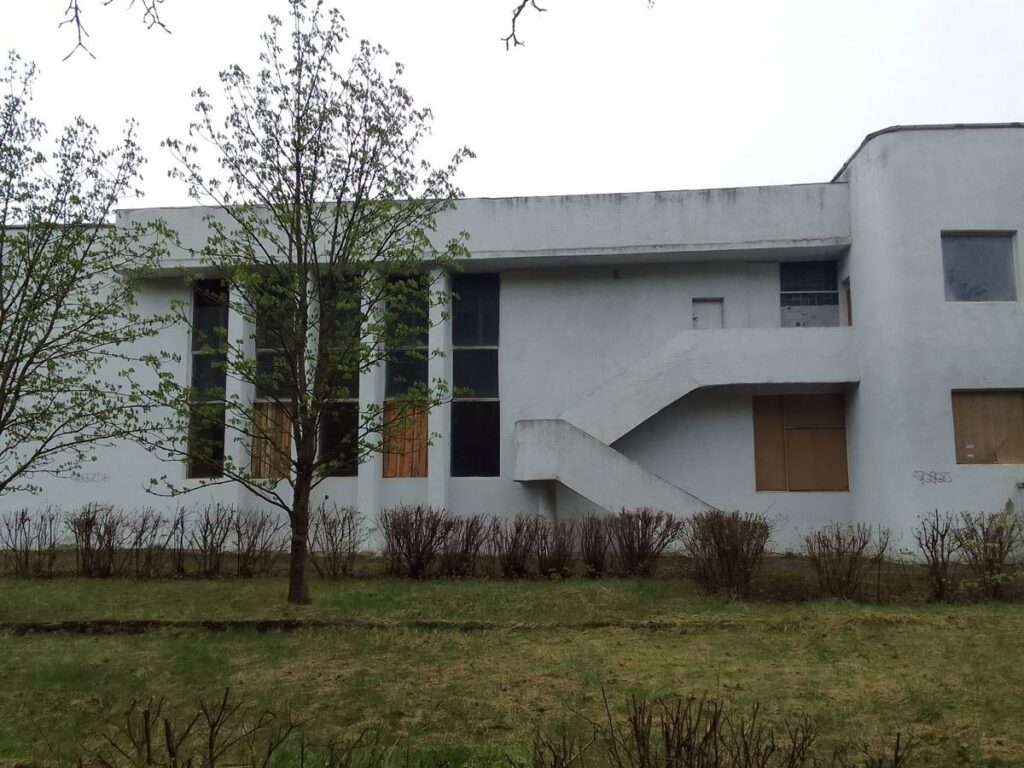 В Вилейке за 42 рубля продаётся здание учебного корпуса