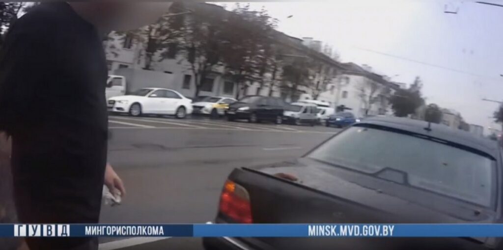 Милиционеры помогли водителю с заглохшей машиной на оживлённой дороге Минска