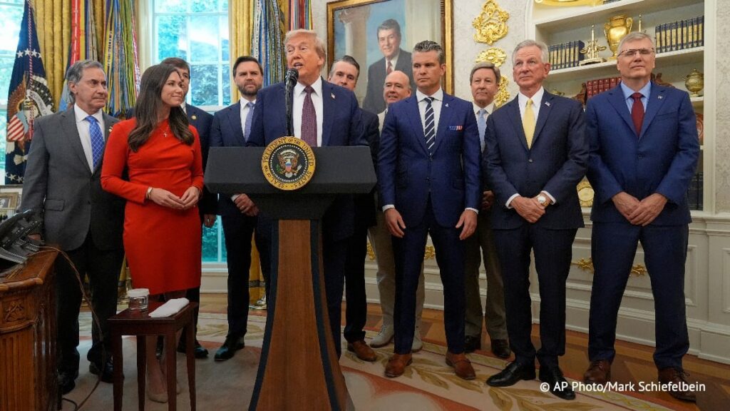 Трамп впервые появился на публике на фоне слухов о смерти