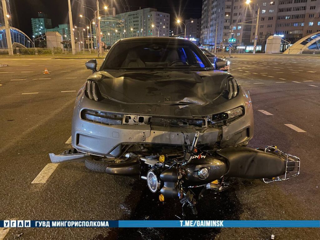 На Игуменском тракте 17-летний мотоциклист сбил электрокар — пострадали двое подростков