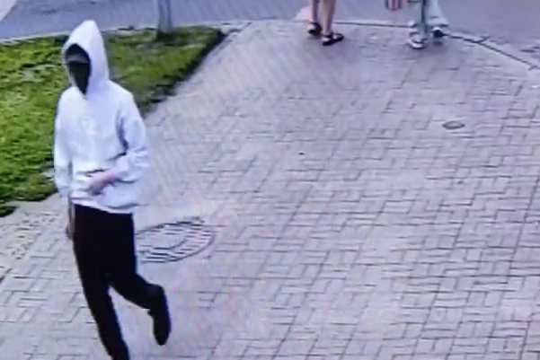 В Клецке подросток в балаклаве напал на продавца фруктов и сбежал — его ищет милиция