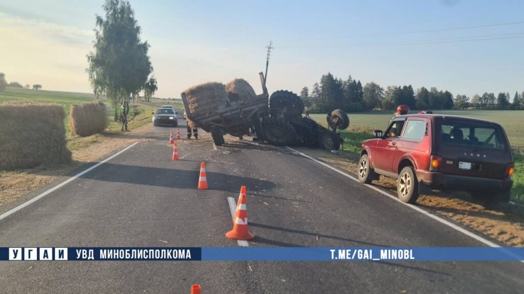 В Копыльском районе трактор опрокинулся на дорогу