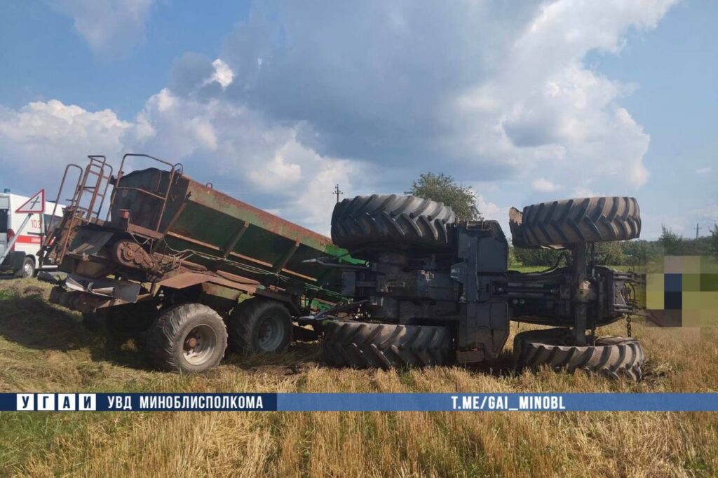 В Мядельском районе трактор опрокинулся на дороге — водитель погиб
