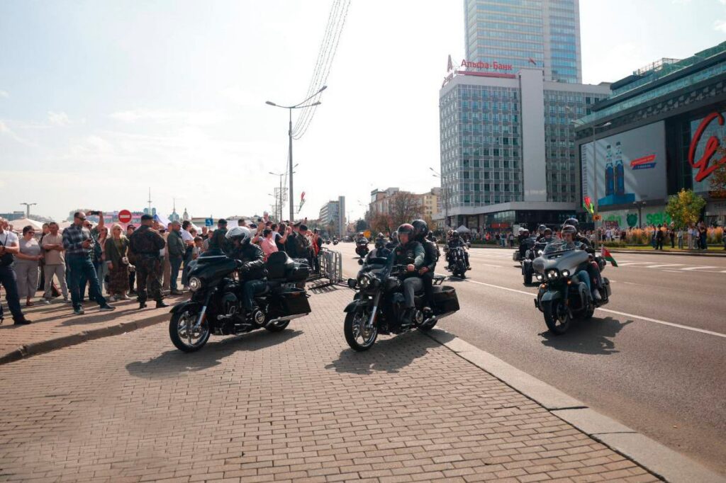Покататься на электромобиле и примерить бронежилет можно сегодня в Минске