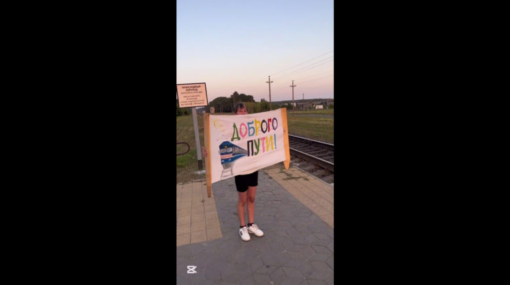 Девочка из Молотковичей под Пинском уже несколько лет встречает все проходящие поезда