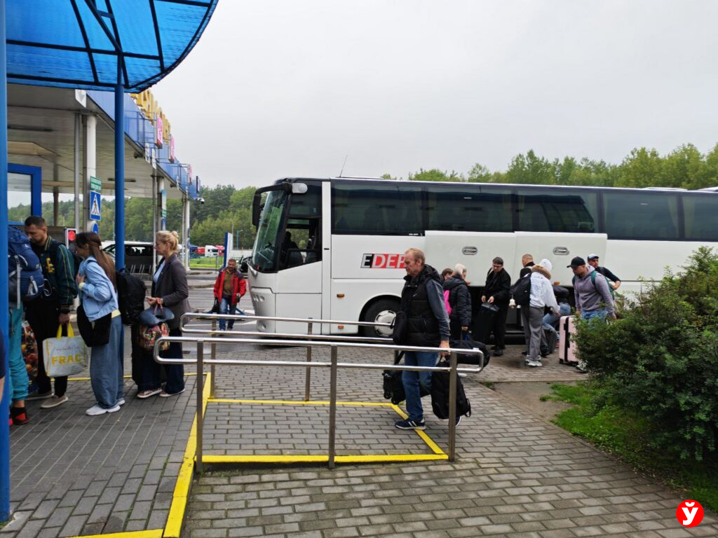 Автобусы занимают очередь на границе с Польшей: сколько стоят билеты