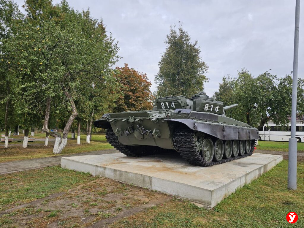 Макет танка Т-72 установили в Борисовском кадетском училище