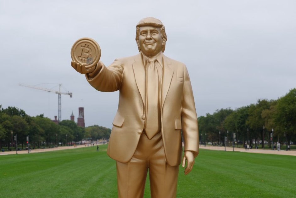 В Вашингтоне появился золотой памятник Трампу с биткоином в руке