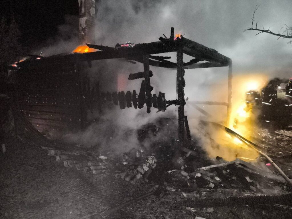Дом и автомобиль сельчанина повреждены из-за пожара в Смолевичском районе