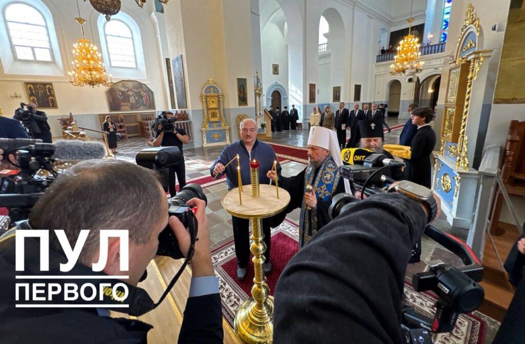 Лукашенко зажег свечу перед чудотворной Жировичской иконой Божией Матери