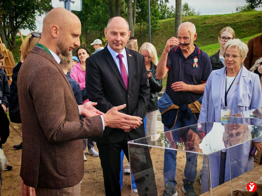 Путешествие вглубь веков: Кушнаренко в Заславле показали подземный ход и артефакты старого городища