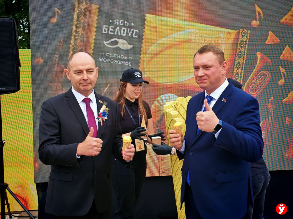 Алексей Кушнаренко на «Дажынках» в Заславле продегустировал слуцкую новинку — сырное мороженое