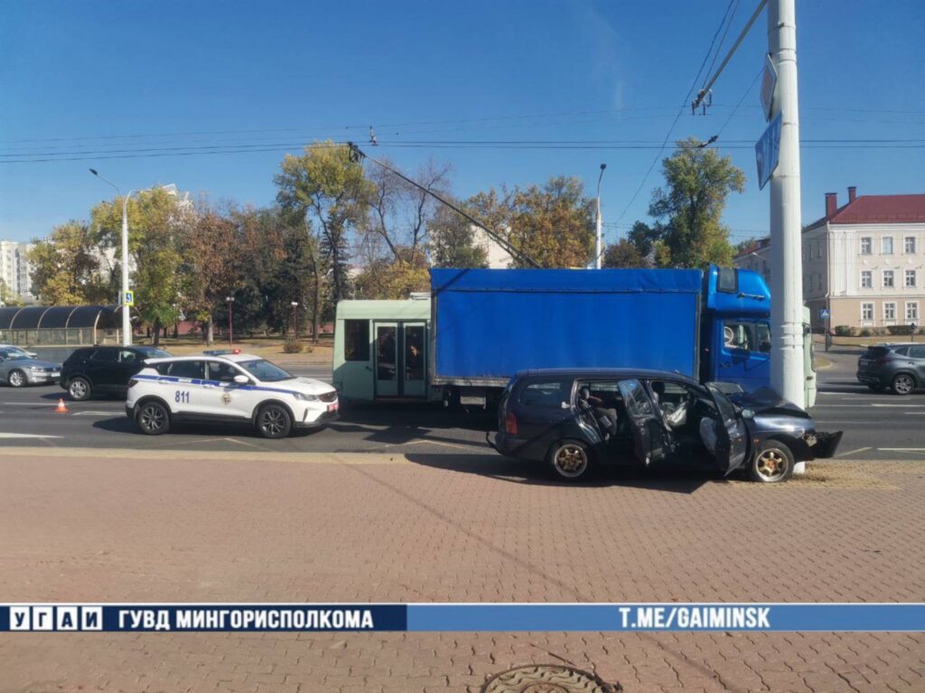 В Минске легковушка врезалась в столб после столкновения с грузовиком
