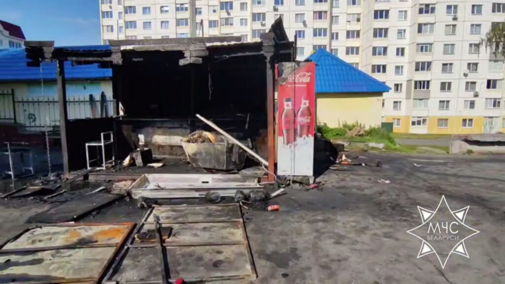 В Мозыре загорелся торговый павильон