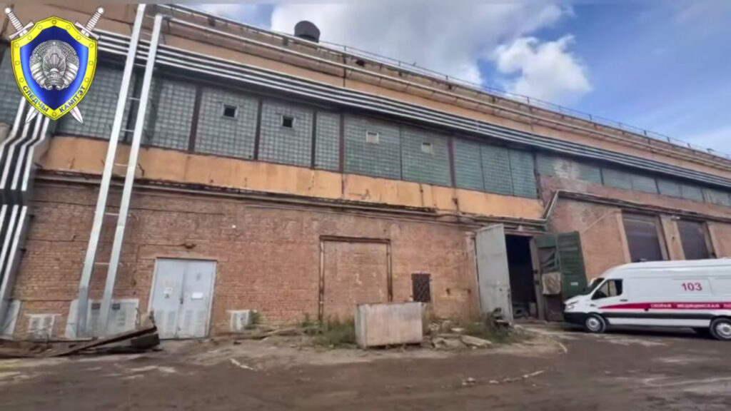 Двое рабочих упали с высоты 6 метров в цехе в Минске