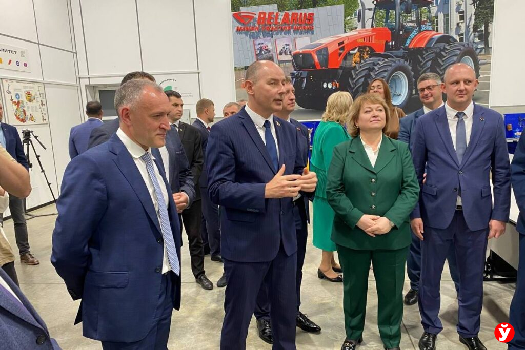 Кушнаренко пообещал помочь Омскому аграрному университету с гусеничным трактором