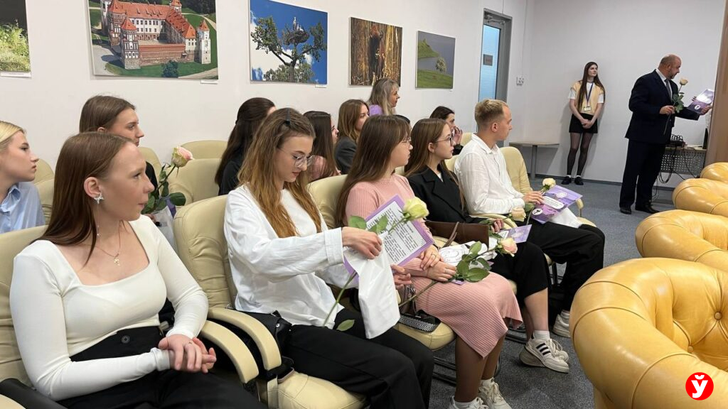 Акушерки, сестры, маркетолог — 17 молодых специалистов присоединились к команде областного роддома