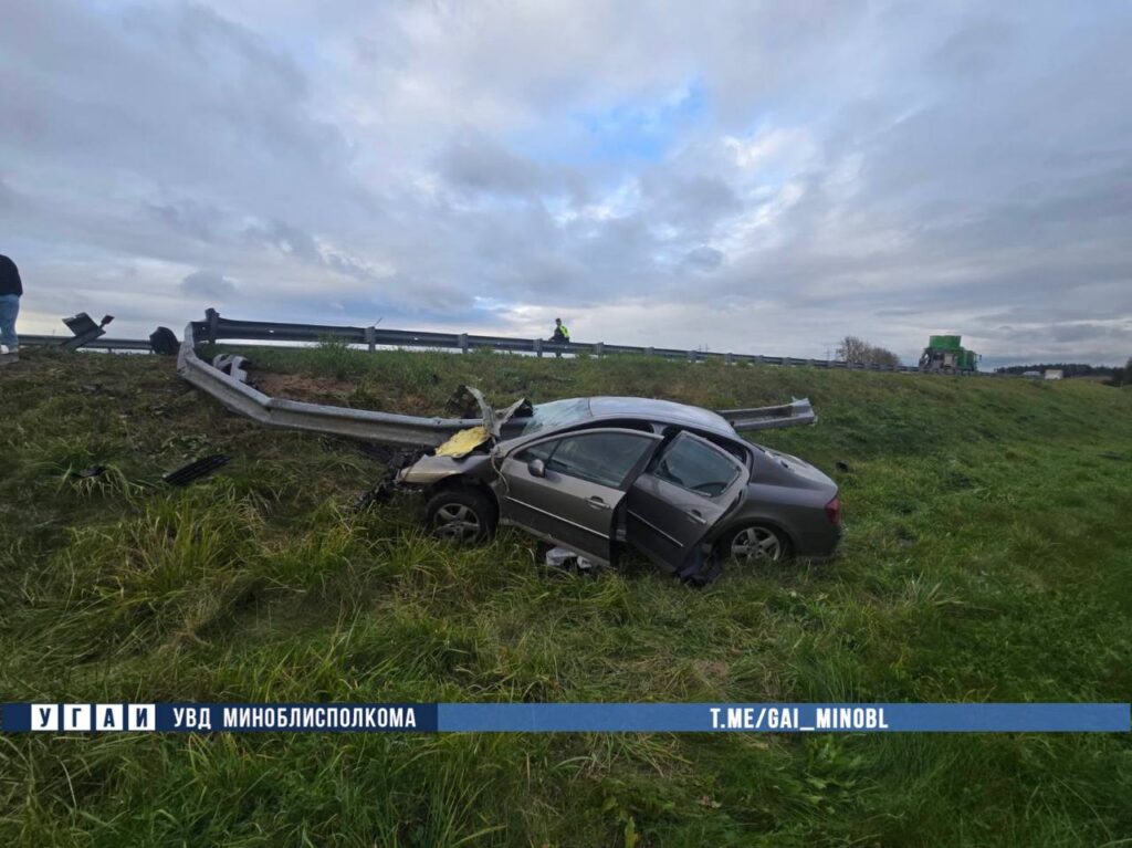 Водитель на Peugeot врезался в ограждение на М14 под Минском
