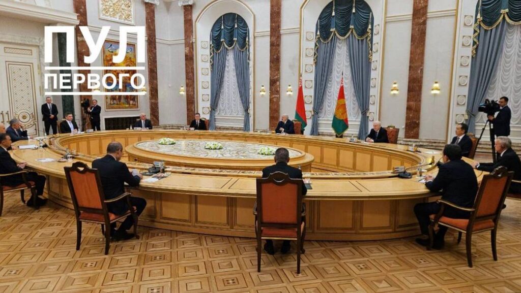 Лукашенко призвал страны СНГ и ЕАЭС держаться вместе, развивая прежде всего экономические связи