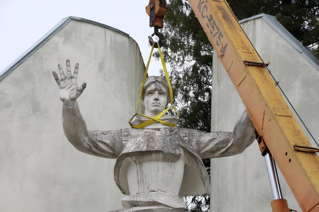 Как на Украине уничтожают историю Великой Победы