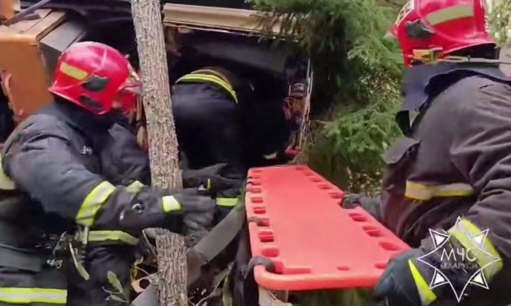 В Вилейском районе спасатели освободили водителя автобуса после ДТП с погрузчиком