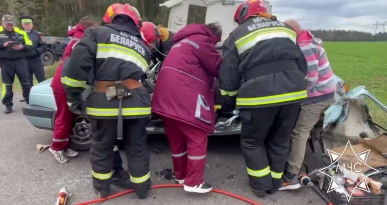 В Пуховичах мужчина оказался зажат в автомобиле после ДТП