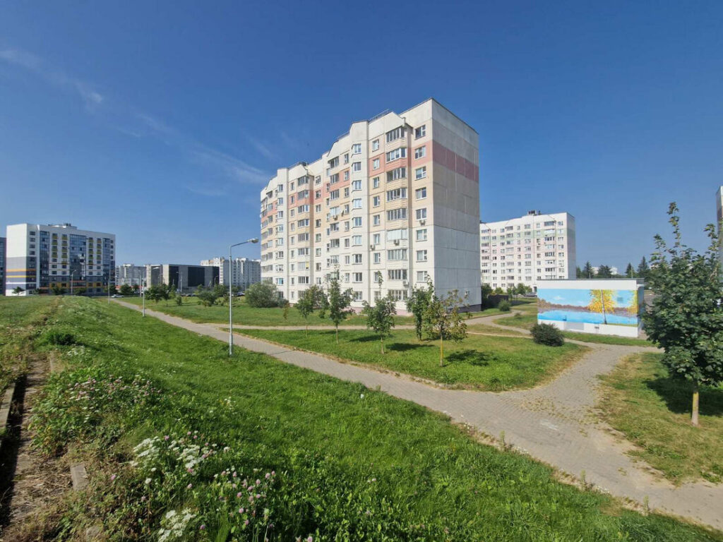 Смотрим пять доступных однушек в нестарых домах