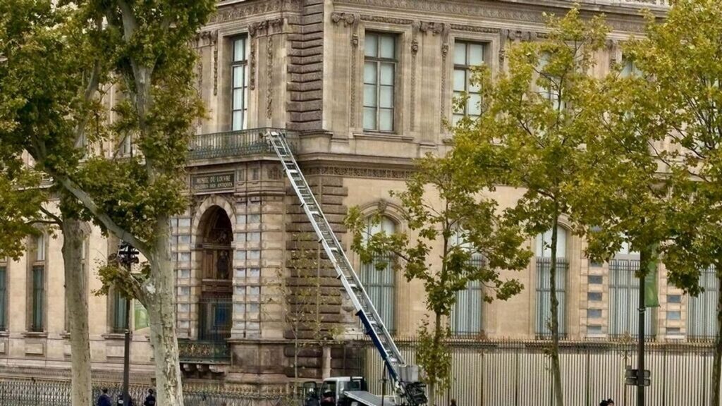 Немец сделал себе рекламу на краже в Лувре, а во Франции задержали возможного грабителя