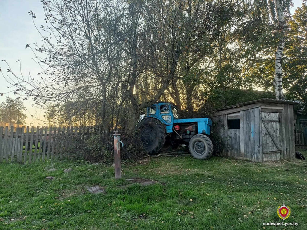 В Могилёвском районе пьяный водитель трактора выпал из кабины прямо под колеса