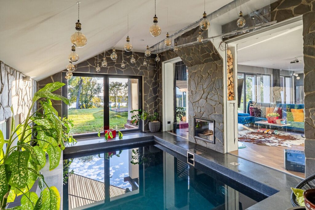 Аутентичная усадьба и современный коттедж. Что предлагают в Столбцовском районе за полмиллиона долларов