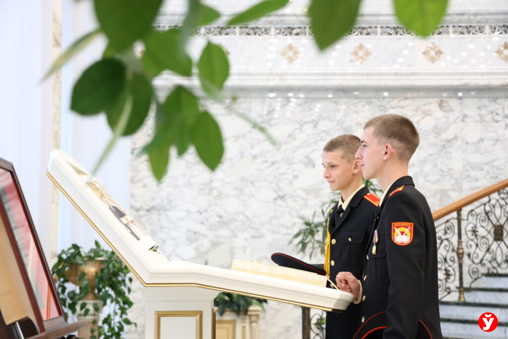 Около ста кадетов и финалистов турнира «Вызов» посетили Дворец независимости и вдохновились историей своей страны