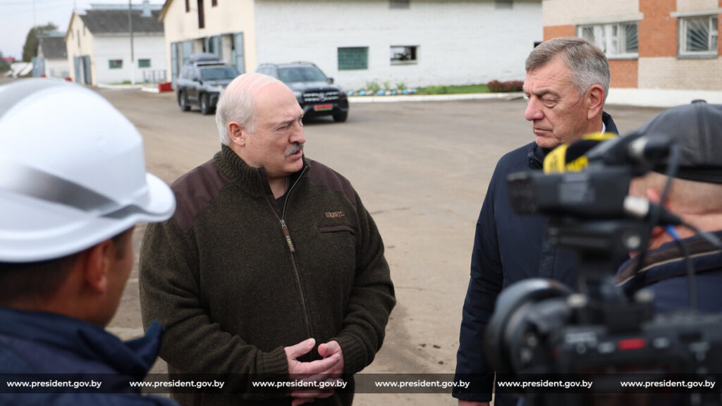 Лукашенко: поле должно быть распахано от канала до канала, от леса до дороги