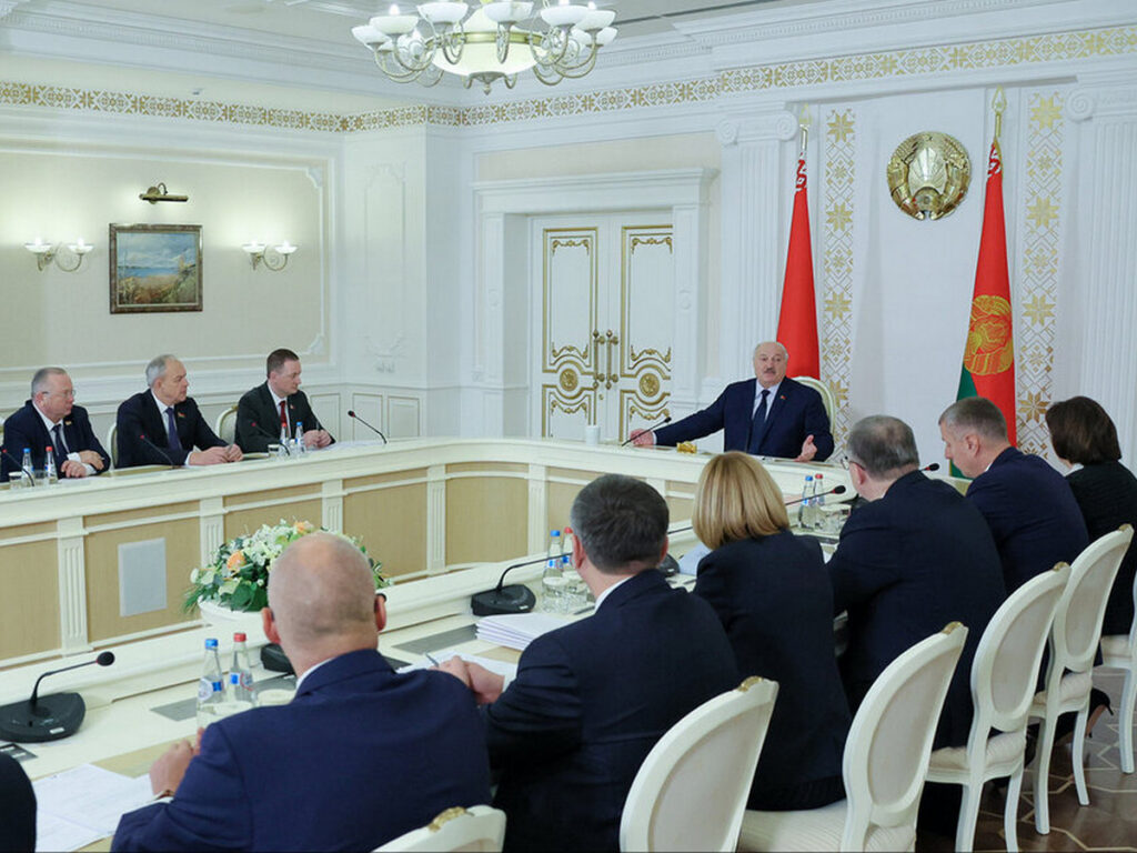 Жилье для многодетных семей нужно равномерно распределять по всей стране — Лукашенко
