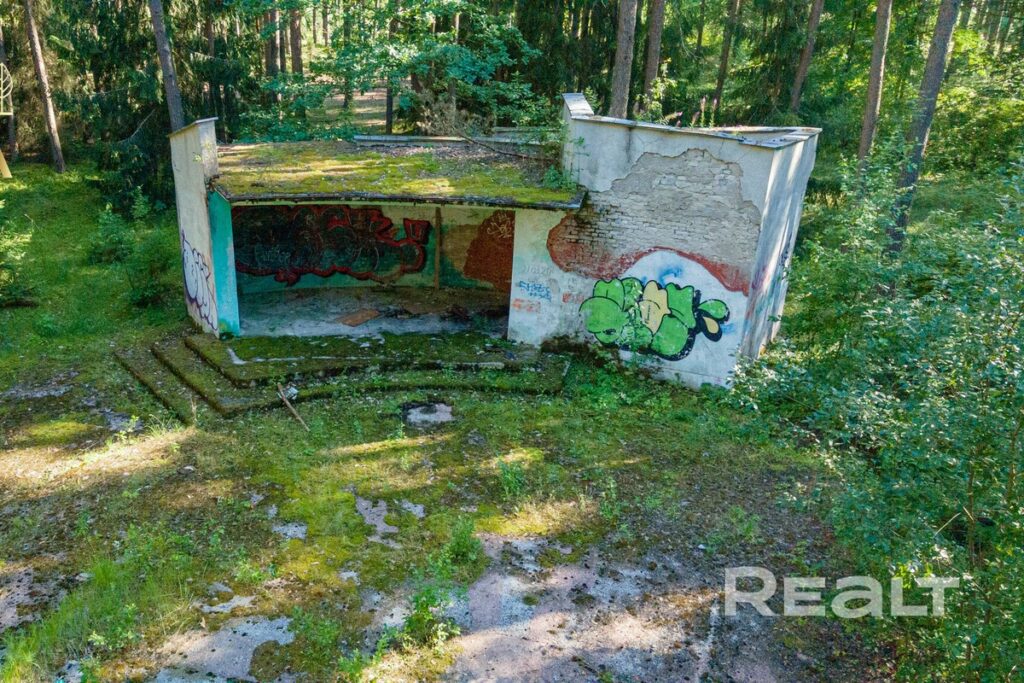 В 30 км от Минска продают заброшенный детский лагерь «Парус». Что по цене?