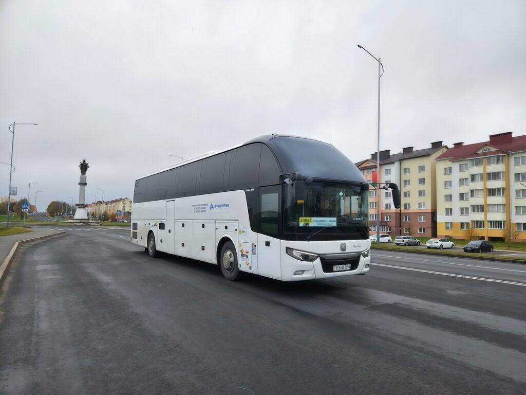 Новые автобусы белорусского и китайского производства курсируют на маршруте Минск — Молодечно