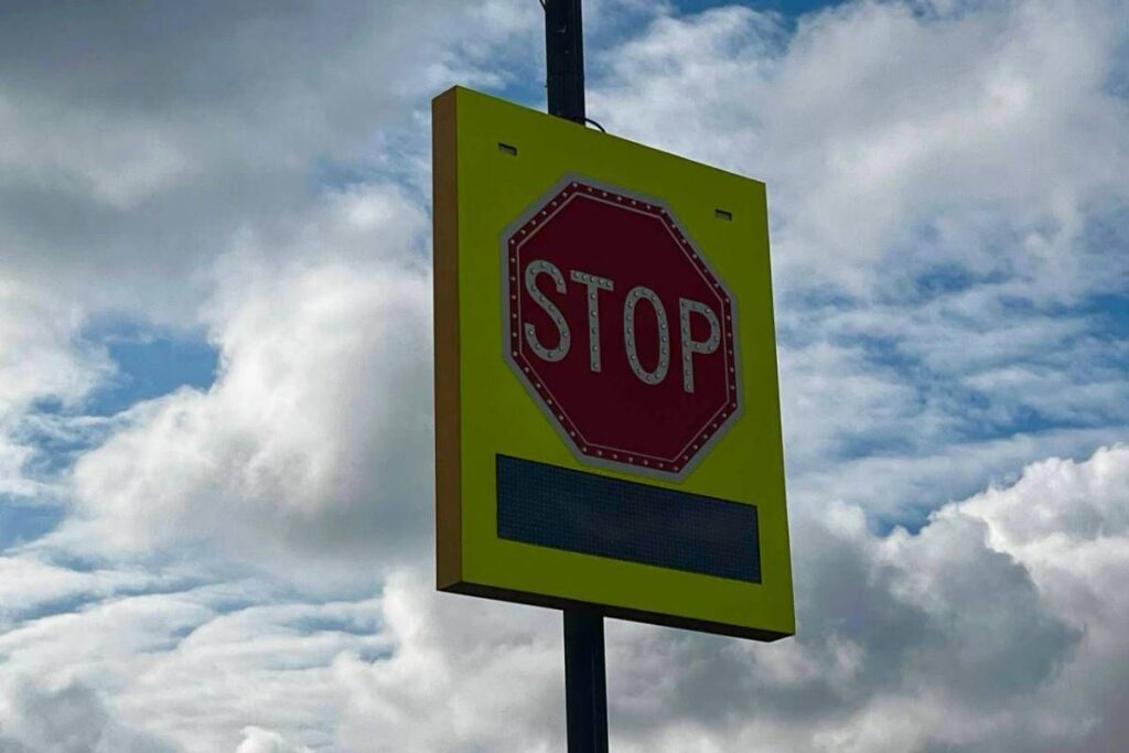 На трассе М10 появился умный знак STOP — как он работает
