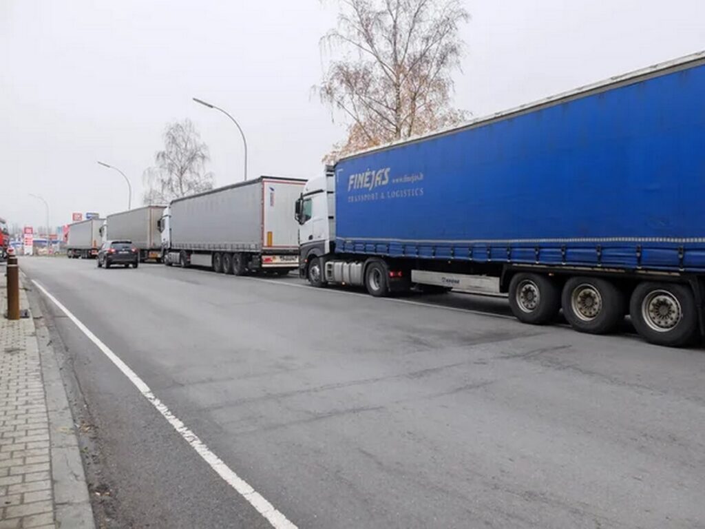 Очереди из более чем 3 тысяч фур скопились на въезде в Евросоюз