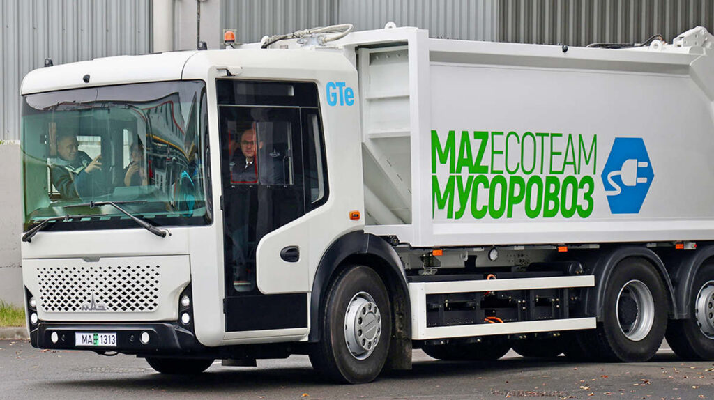МАЗ передал коммунальщикам первый белорусский электрический мусоровоз