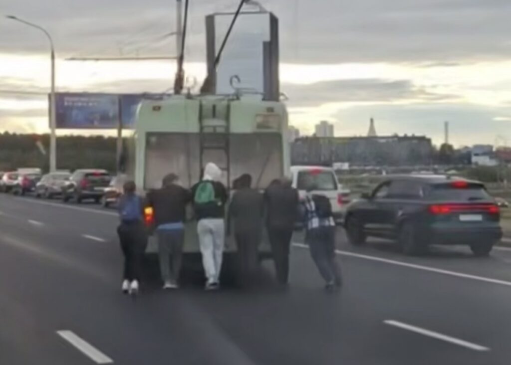 Белорусы помогли толкнуть троллейбус в центре Минска — видео стало вирусным