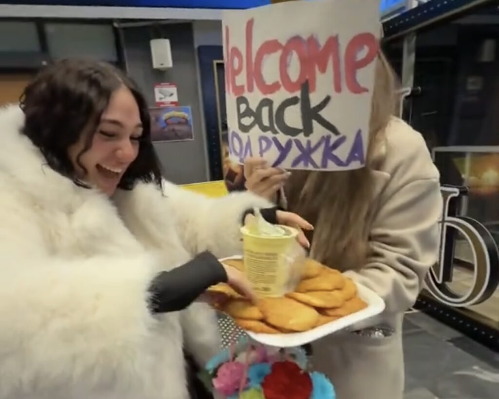 Белоруска встретила подругу в аэропорту драниками и сметаной — TikTok растаял