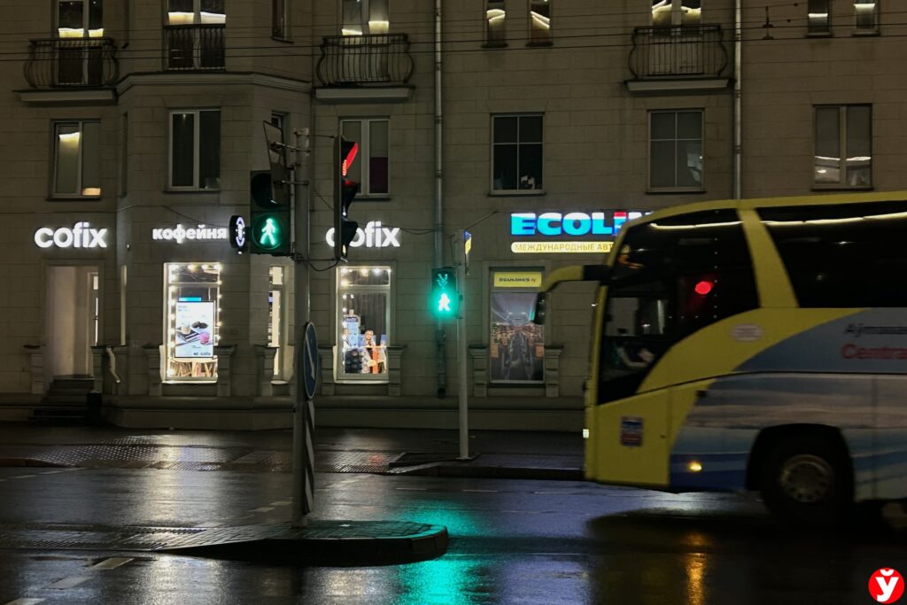 До них невозможно дозвониться. Люди пытаются сдавать билеты в Литву