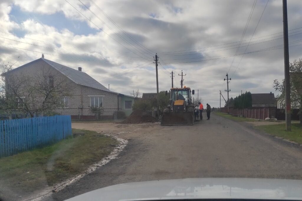 Три месяца и три ведомства: в деревне Рудня наконец начали ремонтировать водопровод