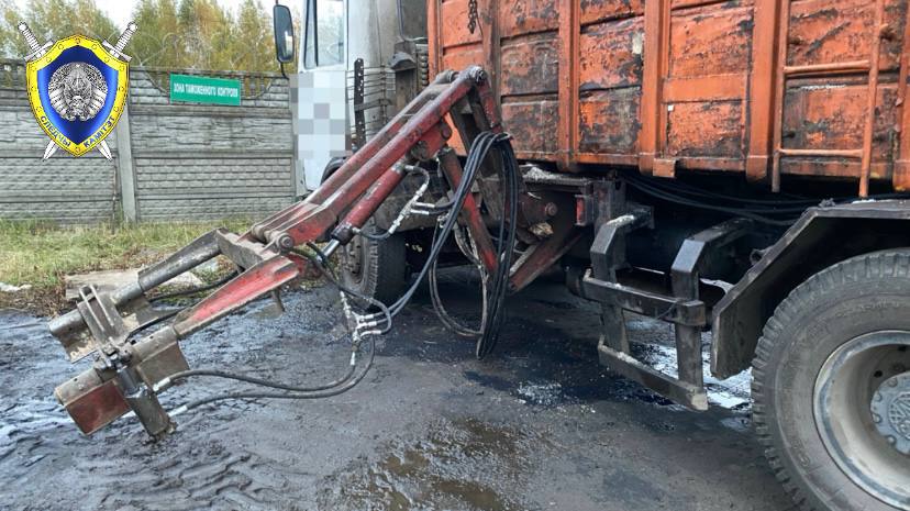 В Могилеве молодого водителя МАЗ зажало между частями грузовика — он погиб